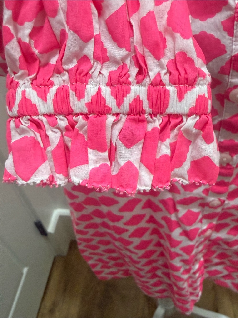 Vineyard Vines. Geo Ruffle Button Down Shirt. Block Shell Pattern. Medium. - Picture 7 of 10